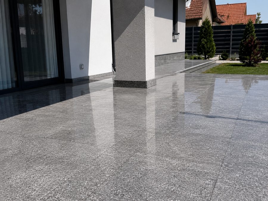 Terasa placata cu granit gri lustruit, proiect livrat in Constanta
